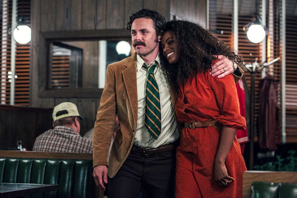 Detective John Hunt (l., Casey Affleck) mit seiner Frau Maureen (Tika Sumpter).
