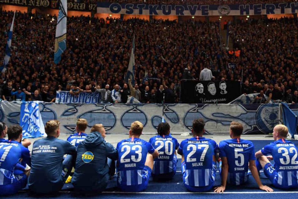 Die Mannschaft feiert den Heimsieg gegen Bayern München vor der Ostkurve.
