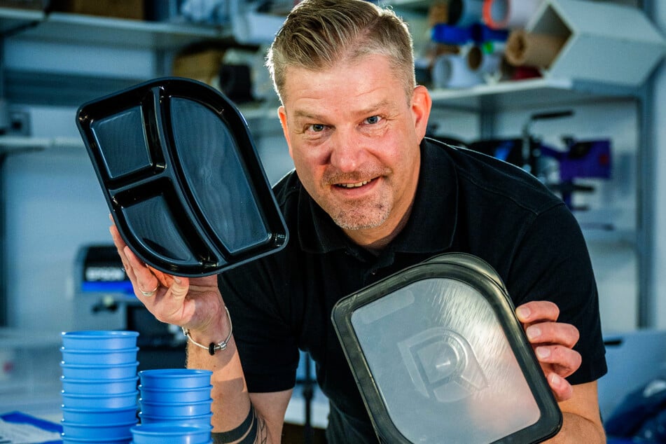 Der Chemnitzer Unternehmer Jens Preißler (44) mit einer Auswahl seiner Mehrweg-Dosen. Bäcker und Fleischer ab einer bestimmten Größe mit Kundenbetrieb sowie Gastronomen sind seit Januar verpflichtet, solche Verpackungen vorzuhalten.