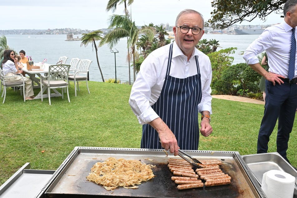 Anlässlich des Beginns des Verbots sozialer Medien für Kinder unter 16 Jahren hat der australische Premierminister Anthony Albanese (62) zum Grillen eingeladen.