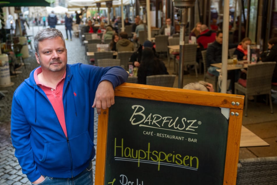 Henrik Dantz (54) betreibt in Leipzig unter anderem das Barfusz und die Milchbar Pinguin. Er sagt klar, dass die Mehrwertsteuersenkung nicht ausreicht, um die Preise in seinen Lokalen stabil zu halten. (Archivbild)