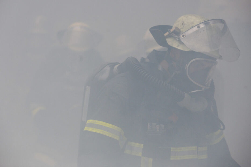 Der Mann hatte den Brand bereits gelöscht, bevor die Feuerwehr eintraf. (Symbolbild)