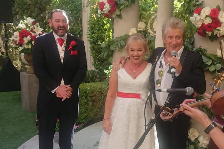 Rod Stewart singt höchstpersönlich für das Brautpaar.