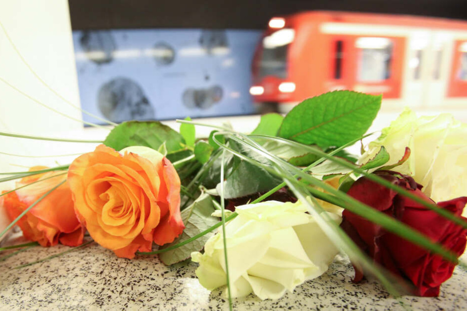 Nach dem tödlichen Messerangriff am Jungfernstieg haben Menschen Blumen auf dem S-Bahnsteig abgelegt.
