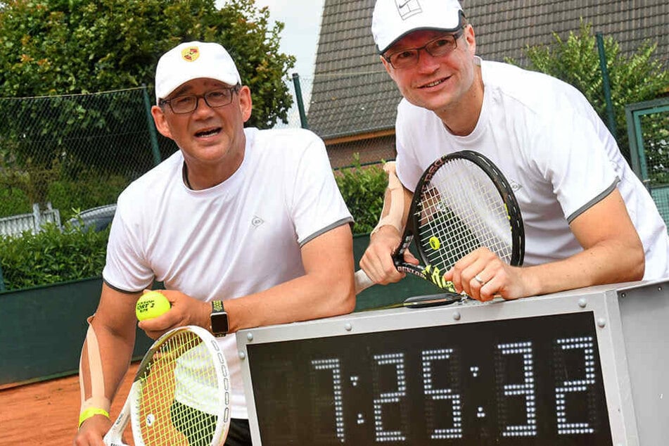 Dennis Heitmann (re.) und Christian Masurenko (li.) kennen sich von gemeinsamen Tennis-Stunden in Herford.