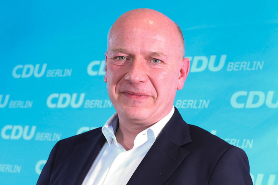 CDU-Spitzenkandidat Kai Wegner (50), dem wohl nächsten Regierenden Bürgermeister von Berlin, werden bei Twitter Rassismus und Rechtsextremismus vorgeworfen.