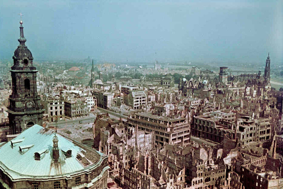 Blick vom Rathausturm über die zerstörte Altstadt von Dresden, nach 1945 aufgenommen..