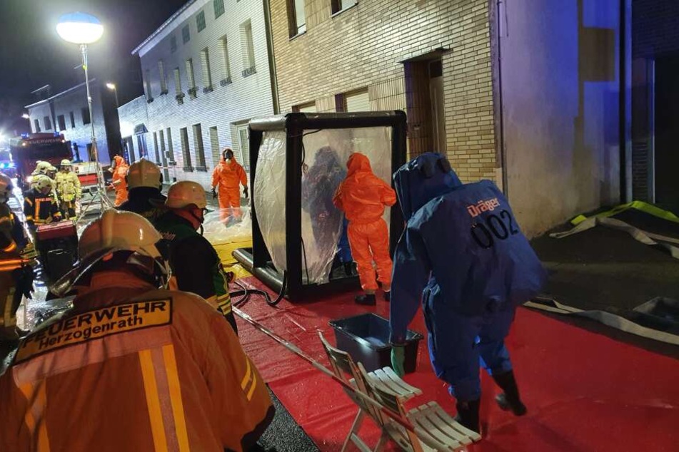Die Feuerwehrleute fanden eine größere Menge Chemikalien.