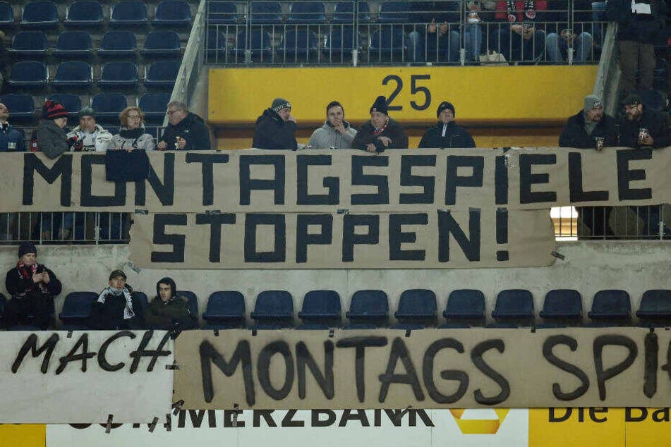 Protest in der Fan-Kurve gegen Montags-Spiele beim Heimspiel von Eintracht Frankfurt gegen RB Leipzig am 9. Februar 2018 (Archivbild).