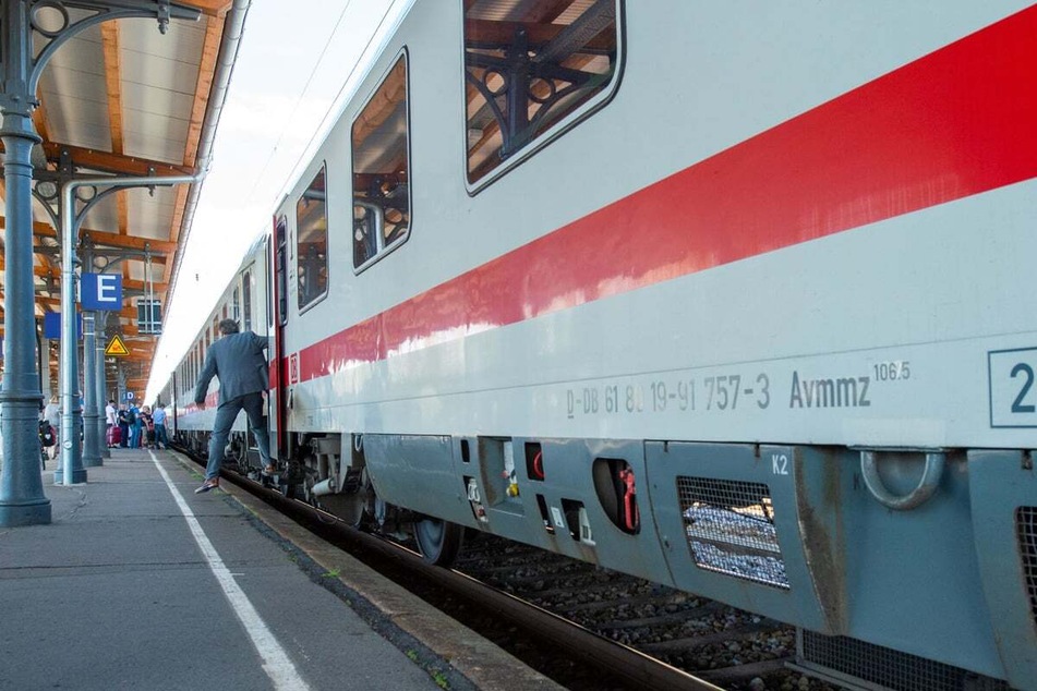 34-jährige Spanierin hält sich an losfahrendem Zug fest, dann kommt eine Absperrung