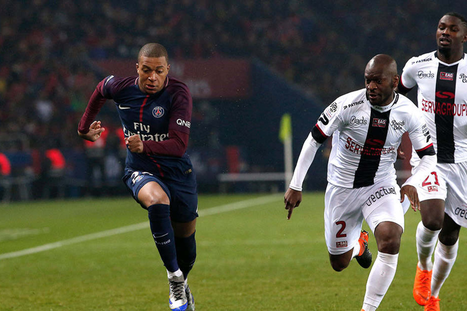 Kylian Mbappé sprintet davon. Jordan Ikoko (Mitte) und Marcus Thuram (rechts) versuchen mit dem Tempo des Ausnahme-Kickers mitzuhalten.