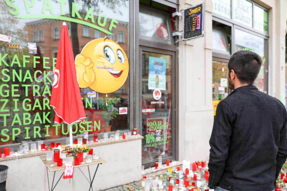 Inhaber Izzet Cagac vor seinem Kiez-Döner in der Ludwig-Wucherer-Straße in Halle.