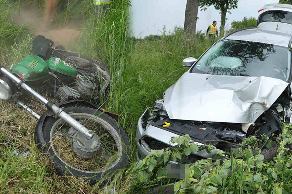 Der Ford und die Simson landeten nach dem Zusammenprall im Straßengraben.