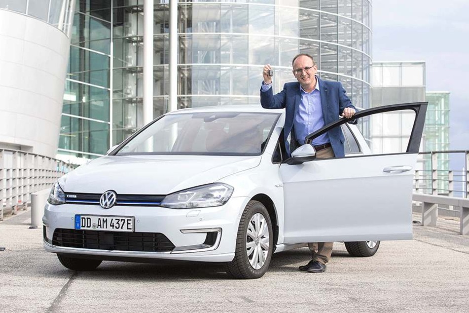 Voll unter Strom: Der Chemnitzer Landtagsabgeordnete Jörg Vieweg (47) freut sich auf seinen eGolf, den er sich bald aus der Gläsernen Manufaktur in Dresden abholen kann.