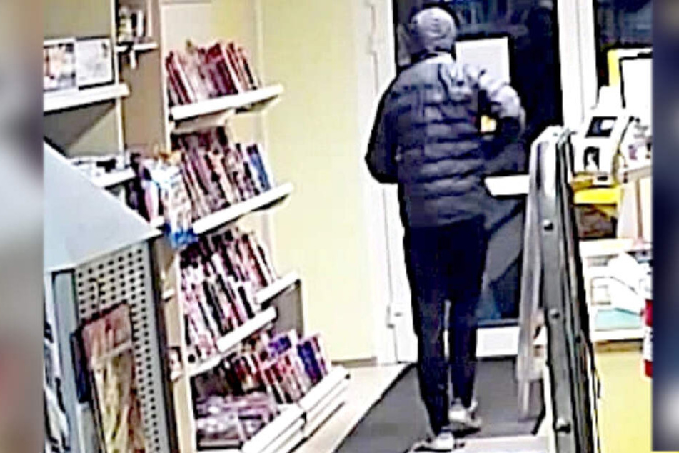 Bekleidet war der Täter mit einer dunklen Steppjacke mit Kapuze und einer dunkelgrauen Jogginghose.