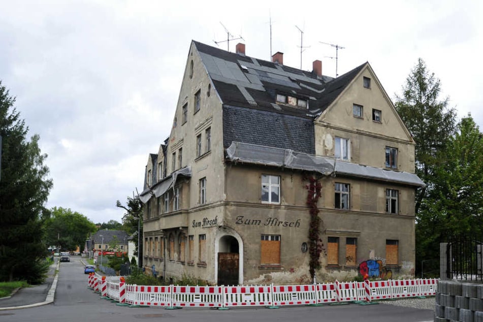Seit Februar 2018 schützt eine Absperrung die Bahn- sowie Carl-Hertel-Straße vor herunterfallenden Gebäudeteilen