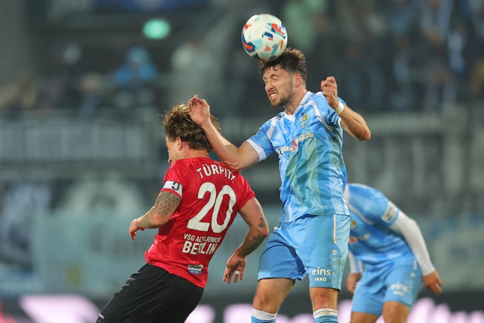 Tom Baumgart (28, r.) und seine Mannschaftskollegen belohnen sich für die harte Arbeit an der Defensive während der Winter-Vorbereitung.