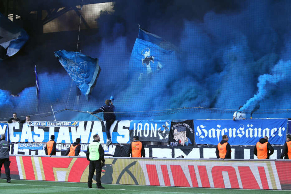 Blauer Rauch steigt auf, nachdem HSV-Fans Pyro-Technik gezündet haben.