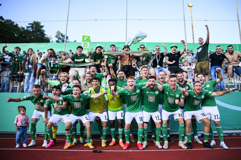 Posieren mit den Fans: Die Homburger Mannschaft feierte im August den Einzug in die zweite DFB-Pokalrunde
