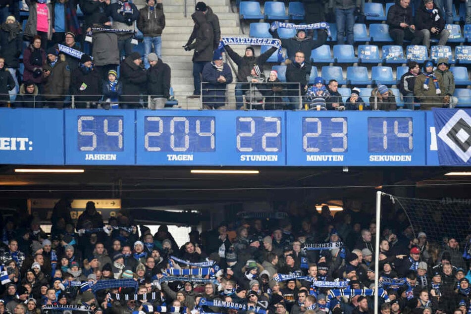 Zuerst zeigte die Uhr die Dauer der Erstliga-Zugehörigkeit des HSV an, nach dem Abstieg die Zeitspanne seit der Gründung.