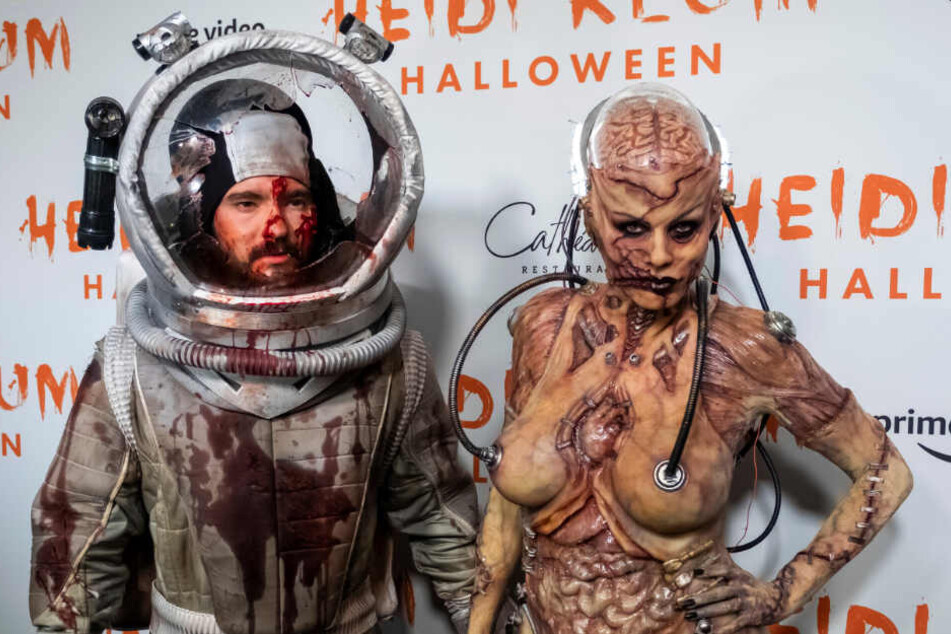 Klums Ehemann Tom Kaulitz (links) hat sich als blutverschmierter Raumfahrer verkleidet.