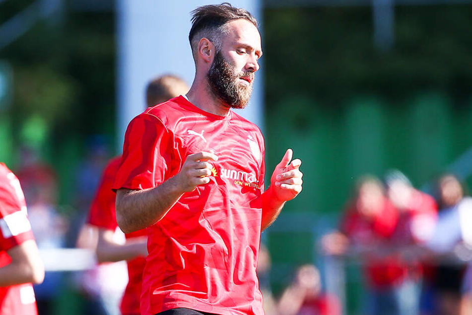 Christopher Handke statt im blau-weißen Trikot des 1. FC Magdeburg nun im roten des FSV Zwickau.