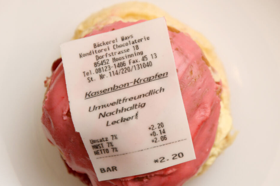 In der Bäckerei Ways werden diese "Kassenbonkrapfen" als Faschingsidee und Reaktion auf die Kassenbonpflicht angeboten.