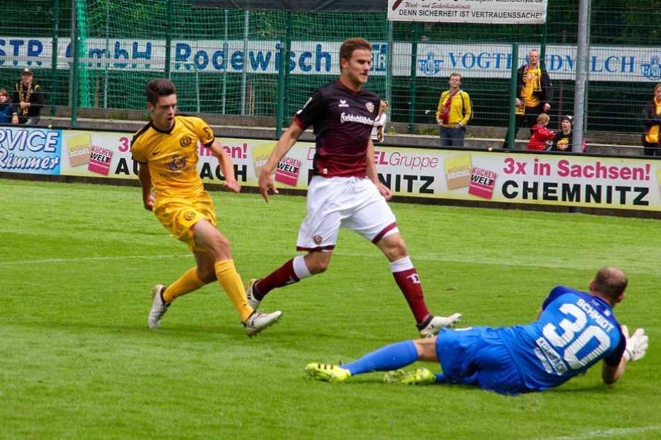 Marcin Sieber und Torwart Stefan Schmidt gegen Dynamos finnischen Neuzugang Eero Markkanen