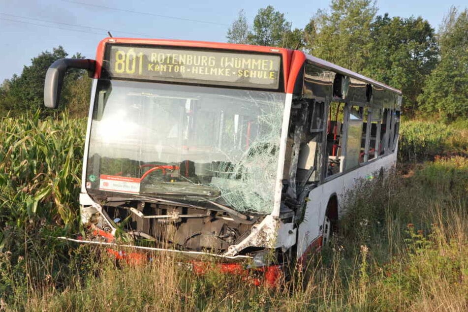 Der Bus kam erst in einem angrenzenden Feld zum Stehen.