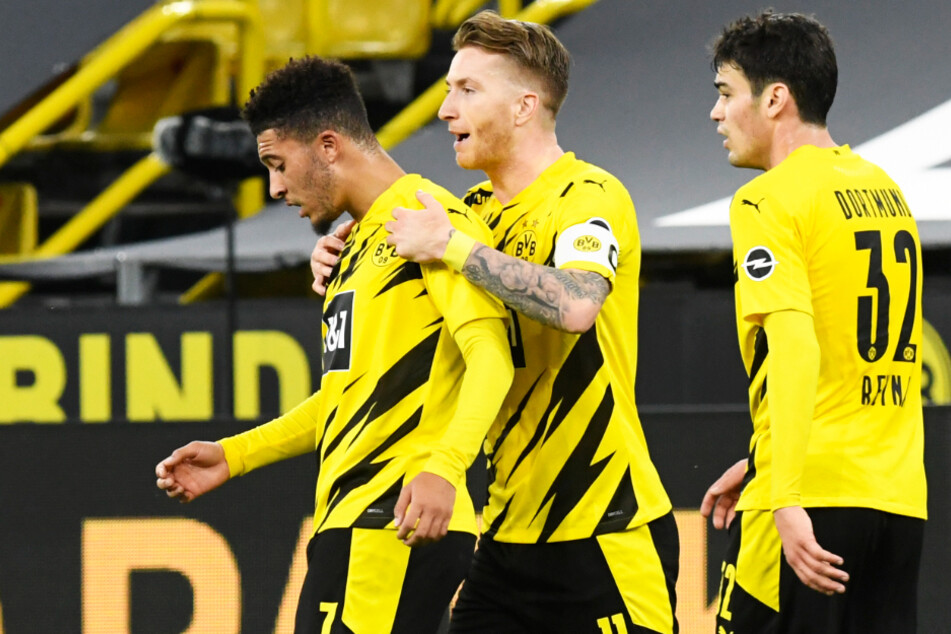 Der zuletzt kritisierte BVB-Kapitän Marco Reus (M.) schoss seinen Verein mit 1:0 in Führung.