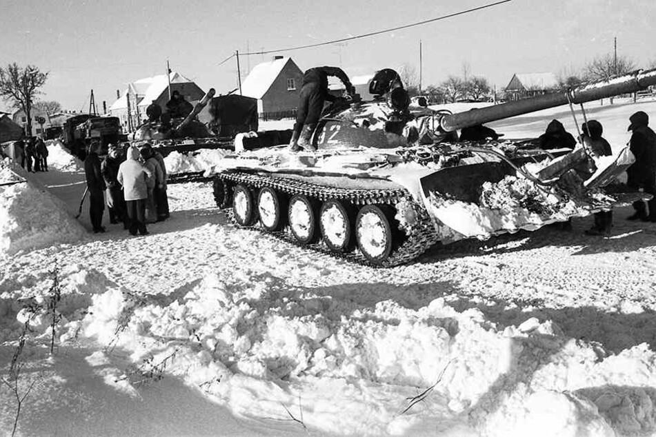 Räumpanzer gegen Eisbarrieren: Am Neujahrstag 1979 rückten ganze NVA-Regimenter in die Kohle aus.
