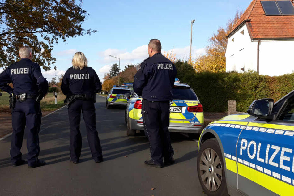 Die Polizei sperrte das Gebiet um das Haus des Täters weiträumig ab.