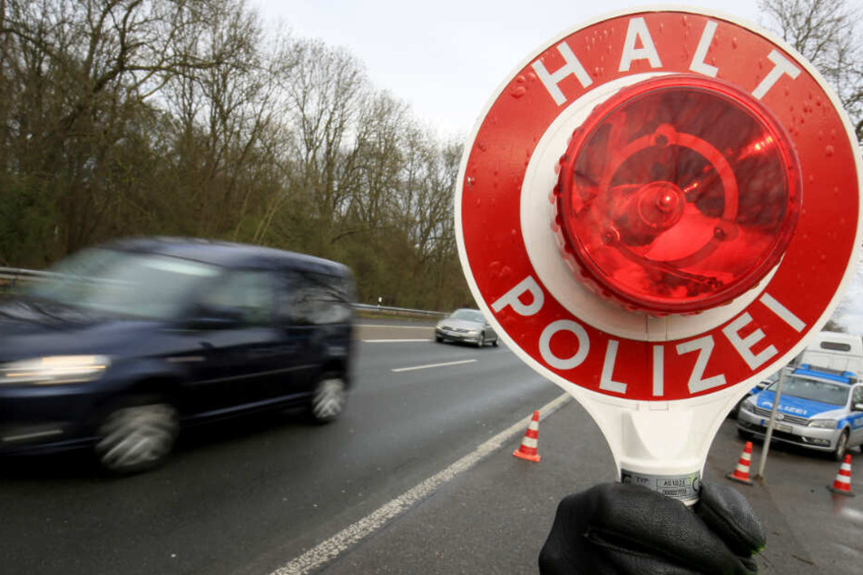 Die rechte Spur und der Grünstreifen wurden von der Polizei gesperrt (Symbolbild).