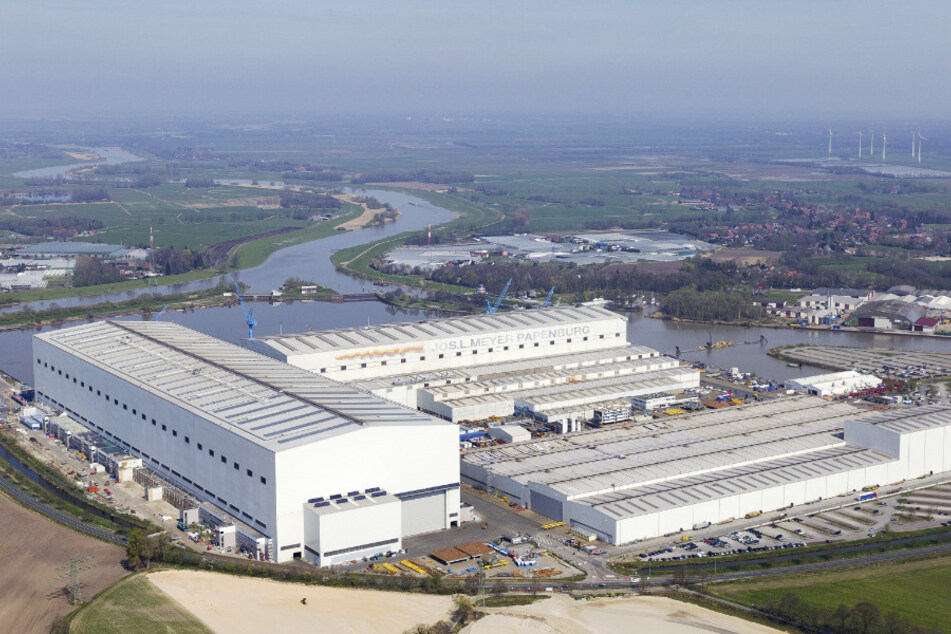 Niedersachsen, Papenburg: Blick auf die Produktionsstätte der Meyer-Werft. (Archivbild)
