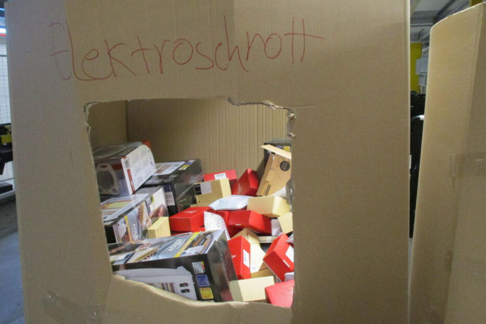 Die zurückgesendete Ware wird in großen Pappkartons sortiert.