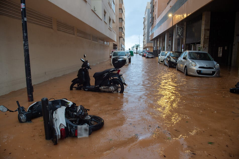 Verwüstete Gassen und demolierte Fahrzeuge zieren die Straßen in Ibiza.