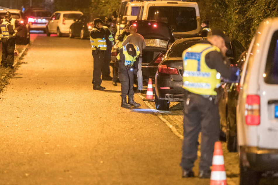 Zahlreiche Beamte kontrollierten die Autos.
