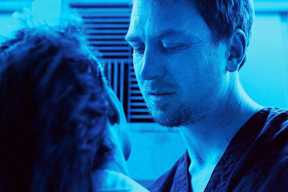 Chandra (r., Lars Eidinger) macht Dr. Dibs (Juliette Binoche) ein unmoralisches Angebot.