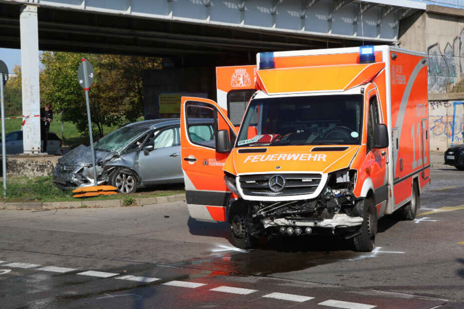 Der beschädigte Rettungswagen steht auf der Straße.