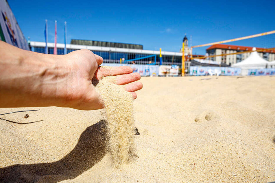 Weil der Sand vom "Dresden Beach 2019" ins Strandbad Wostra gefahren wird, ist das FKK-Bad an diesem Tag geschlossen.