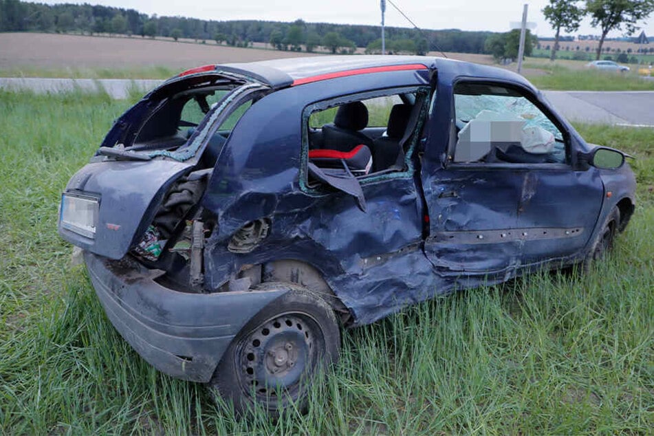 Auch der Renault wurde auf ein Feld geschleudert.