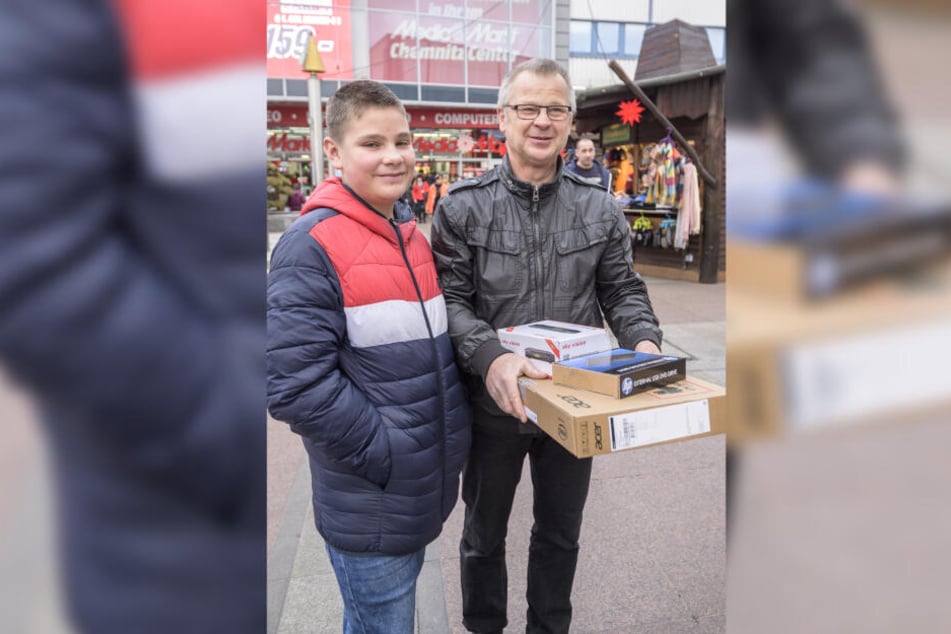 Bernd Ludwigkeit (56) kaufte mit Sohn Noah (13) einen externen DVD-Brenner für den neuen Laptop seiner Frau nach.