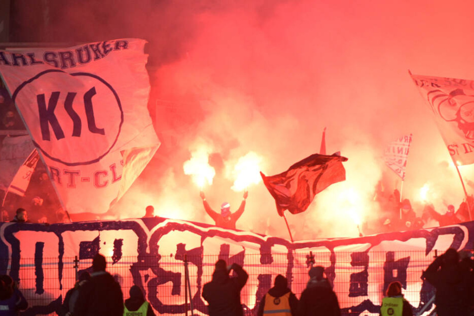 Nahezu das ganze Spiel über wurde von beiden Fanlagern Pyrotechnik gezündet.