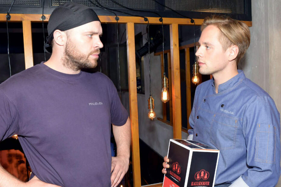 Mit seinen neuen Kollegen Lars hat Erik scheinbar einen Freund gefunden.