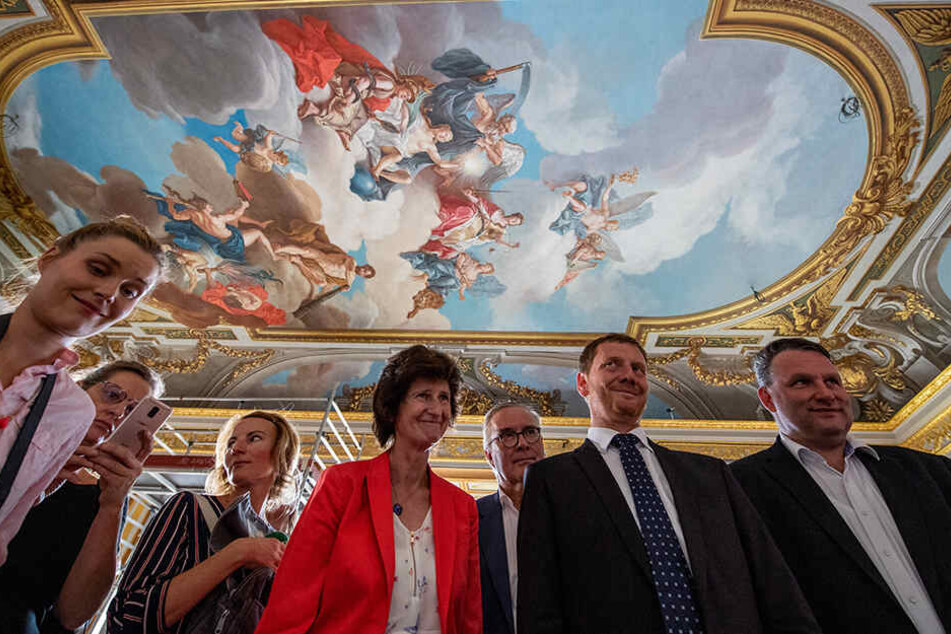 Ministerpräsident Michael Kretschmer (44, CDU, 2.v.r.) und Kunstministerin Eva-Maria Stange (62, SPD, 4.v.l.) unter einem rekonstruierten Deckengemälde von Louis de Silvestre (1675-1760).
