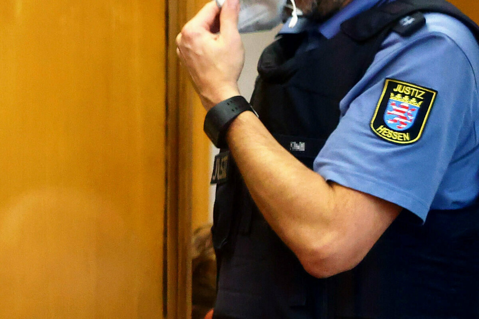 Nach einem Banküberfall vor 22 Jahren in Frankfurt ist nun ein 50-jähriger Angeklagter zu einer Haftstrafe von vier Jahren verurteilt worden. (Symbolfoto)