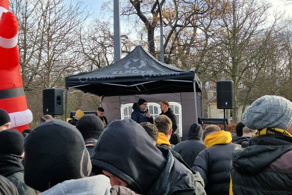 SGD-Kicker Tony Menzel (rechts auf der Bühne) ist heute nicht als Fußballer, aber im Rahmen einer Tombola gefragt.