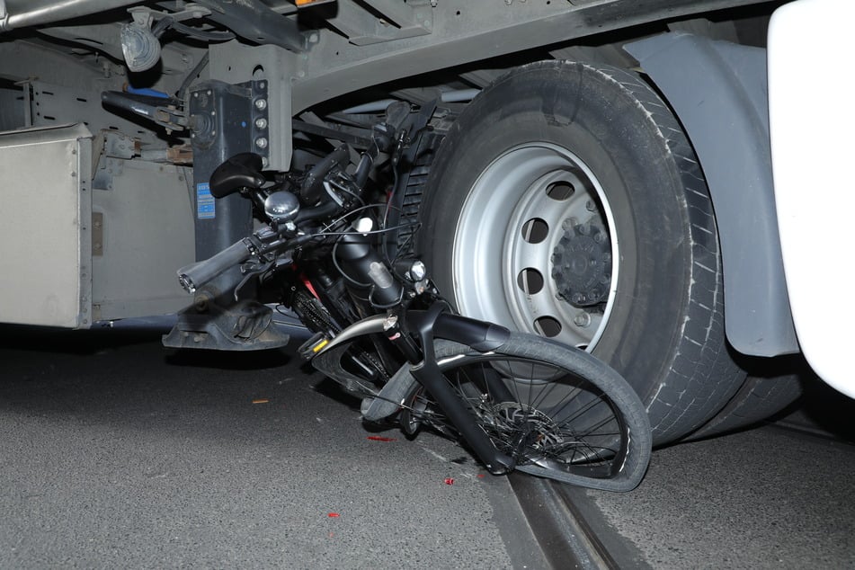 Das eingeklemmte Fahrrad unter dem Laster.