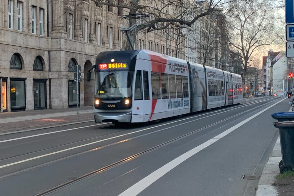 Drei Tage lang fast alle von ihnen still, seit Montag, 6 Uhr, sind sie wieder unterwegs: Leipzigs Busse und Straßenbahnen fahren wieder!