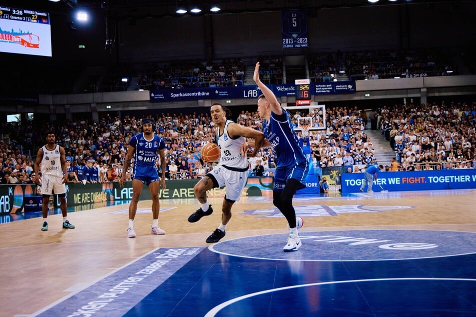 Kämpfen bis zum Schluss! Kevin Yebo (29, l.) hat das Halbfinale mit den Niners noch nicht abgehakt. Hier versuchte ihn vergeblich Heidelbergs Michael Weathers (27) vom Ball zu trennen.